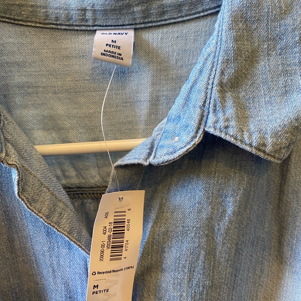 NWT Old Navy Chambray Shirt. - Picture 3 of 3